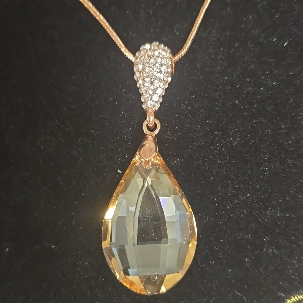 ๐๏ธ Simulated Champagne Sapphire & White Austrian Crystal Earrings & Necklace - Picture 10 of 15